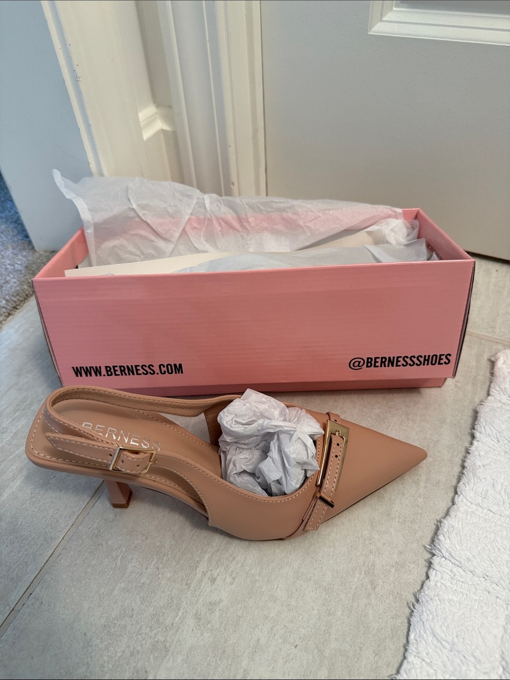 Brand New Berness pump Blush nude Pointed Slingback with Gold Buckle size 7